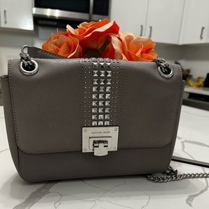 Michael Kors Tina Medium Studded Shoulder Flap
Leather Bag Grey ✨